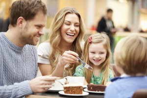 familia comiendo aire libre